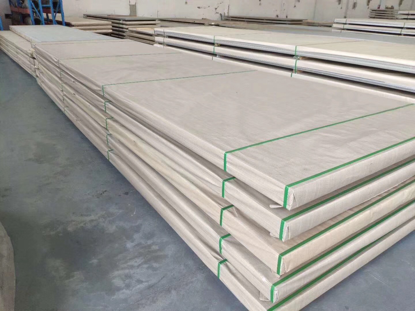 Stainless steel hot-rolled plate